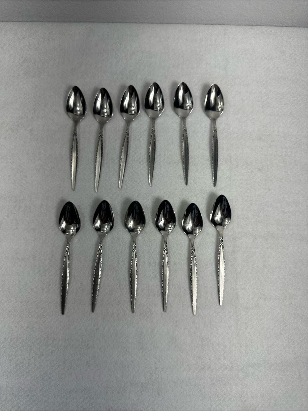 Oneida Community Stainless Flatware Tea Spoon Vintage 12 Pieces Dish-9-F
In very
